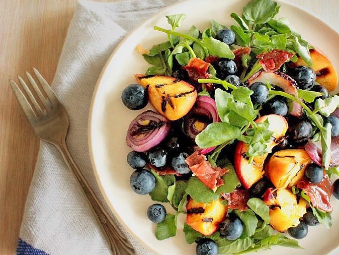 grilled-peach-and-blueberry-salad-2-6149606